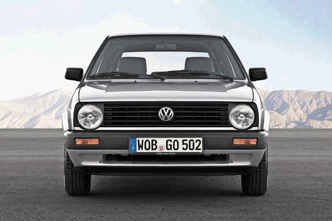 2. generacija (1983–1991), 6,3 milijona prodanih enot, 3,98 metra dolžine, moč motorjev od 33 do 154 kW (45–210 KM).
