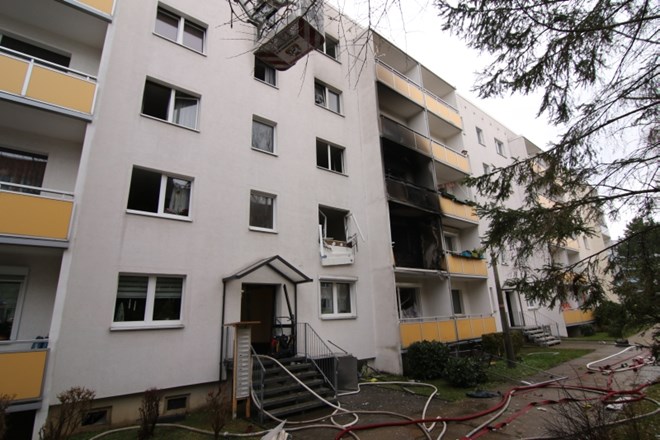 V eksploziji v stanovanjskem bloku v nemškem kraju Blankenburg v bližini Magdeburga je danes umrl en človek, najmanj 25 oseb...