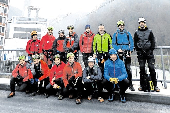 #foto Dvanajst srčnih mož na najvišjem evropskem dimniku