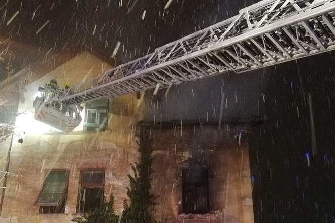 #foto Ogenj zajel starejšo večstanovanjsko hišo sredi Maribora