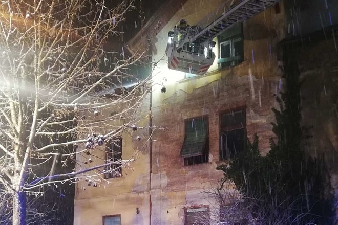 V požaru večstanovanjske stavbe v Mariboru se je sinoči poškodovala ena oseba, ki so jo odpeljali v mariborski klinični...