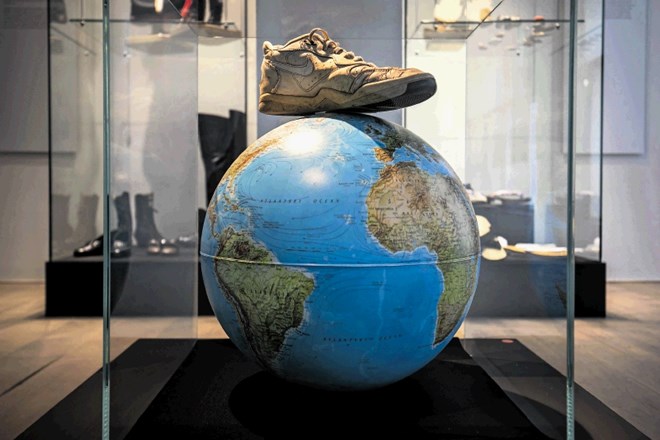 Razstava o obuvalih razmišlja tudi skozi prostorski in globalni kontekst, zato je recimo ponošena superga popotnika in...