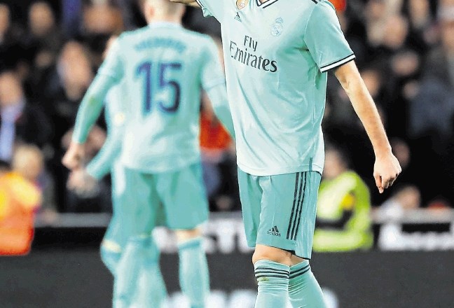 Nogometaša  Reala in Barcelone Karim Benzema (na fotografiji) in Lionel Messi sta izenačena po številu zadetkov v ligi  – oba...