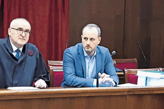 Dejan Šurbek (na fotografiji desno, ob njem odvetnik Andrej Koščak) je na sodišče prišel z več debelimi fascikli dokazov, ki...