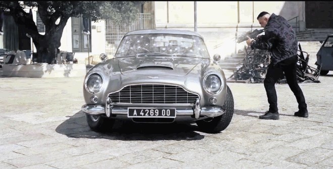 V filmu Jamesa Bonda Ni čas za smrt (No time to die) se med drugim vrača legendarni aston martin DB5.