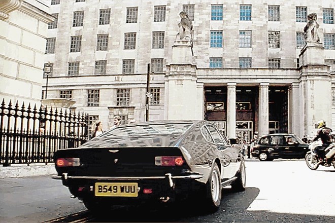 Aston martin V8 vantage (zgoraj) je identičen tistemu iz filma Dih smrti (The living daylights), medtem ko je povsem nov...