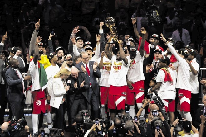 10. Toronto prvi prvak lige NBA iz Kanade Košarkarji Toronto Raptors so postali prva kanadska ekipa v zgodovini lige NBA, ki...