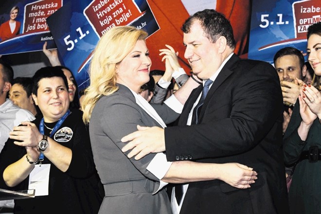 Hrvaška predsednica je med čakanjem na  izide zaplesala s soprogom Jakovom, potem pa se hitro lotila vabljenja volilcev...
