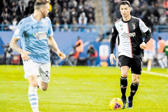Cristiano Ronaldo (z žogo) je z Juventusom  izgubil proti Laziu že drugič v tem mesecu.