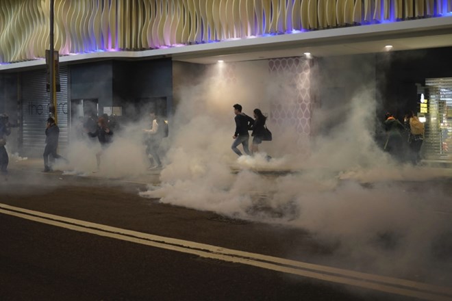 #foto V Hongkongu na božični večer spopadi med protestniki in policijo