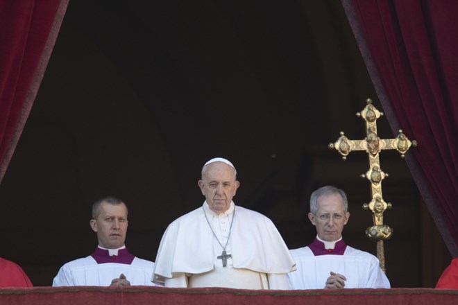 #foto Papež ob božiču pozval k miru na vojnih območjih