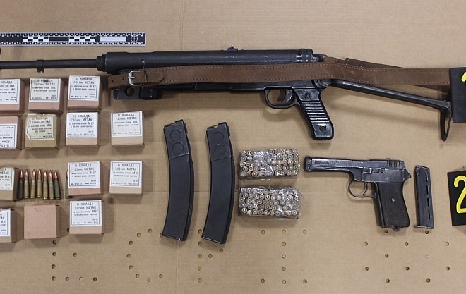Poleg petard so policisti pri glavi družine iz Radovice našli tudi pištolo, avtomatsko puško crvena zastava M-56 in 350 kosov...