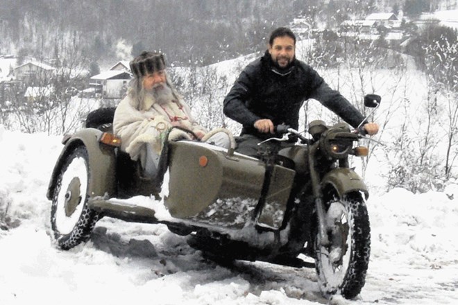 Tudi kot dedek Mraz Aleš Gulič ne more brez svojega zaščitnega znaka – motorja.