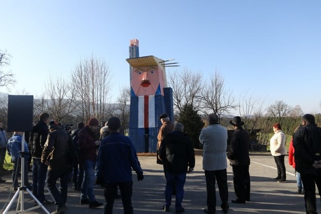 #foto Trumpov kip odslej v Moravčah, kjer je bil že tarča vandalov