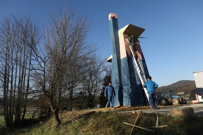 #foto Trumpov kip odslej v Moravčah, kjer je bil že tarča vandalov
