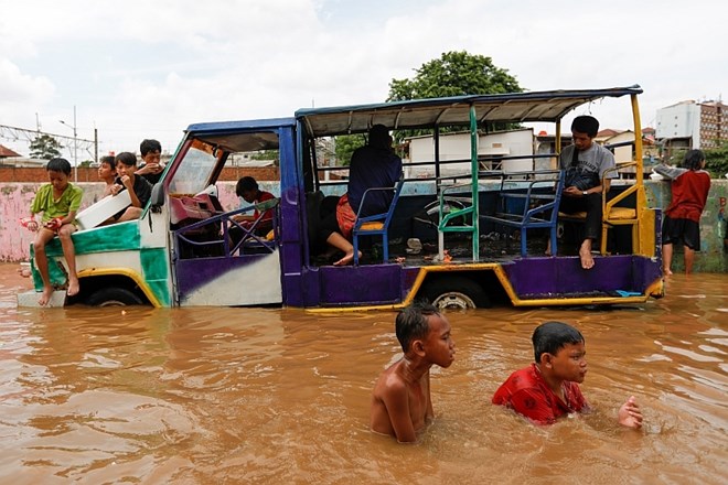 #foto Poplave in plazovi v Indoneziji zahtevali številne smrtne žrtve