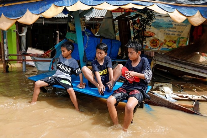 #foto Poplave in plazovi v Indoneziji zahtevali številne smrtne žrtve
