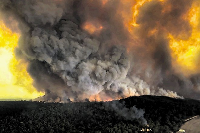 Nekateri požari, ki po Avstraliji pustošijo že vse od oktobra, so tako ogromni in siloviti, da povzročajo nastanek  strel.