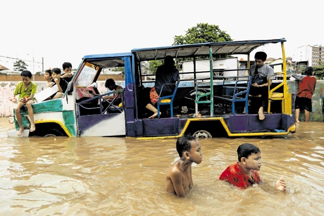 Zaradi obilnih padavin, plazov in poplav je moralo domove zapustiti več kot 30.000 Indonezijcev.