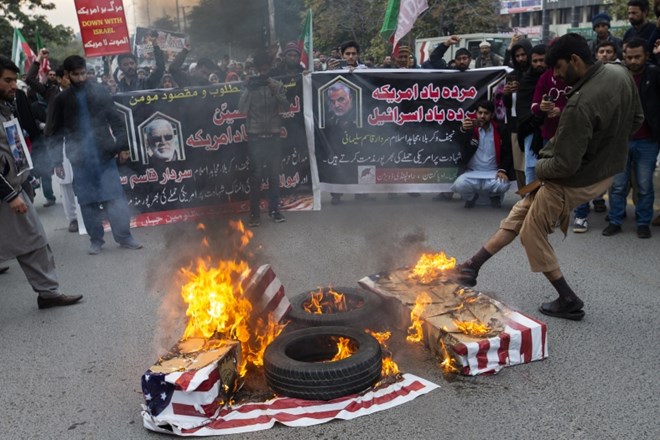 V protestih po smrti Solejmanija ljudje zažigajo ameriške zastave. AP