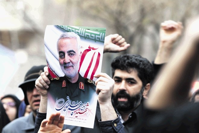 Včeraj so v Teheranu (na fotografiji) pa tudi drugod po Iranu potekali protesti zaradi uboja generala Sulejmanija.
