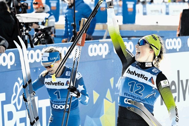 Slovenska smučarska tekačica Anamarija Lampič (na fotografiji z dvignjenima rokama) je zmagala v sprinterski razvrstitvi...