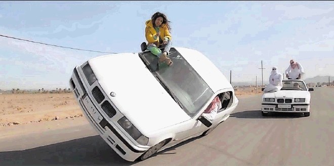 M.I.A. je spot za  skladbo Bad Girls posnela v Maroku, številne avtomobilske vragolije pa ga uvrščajo med bolj priljubljene...