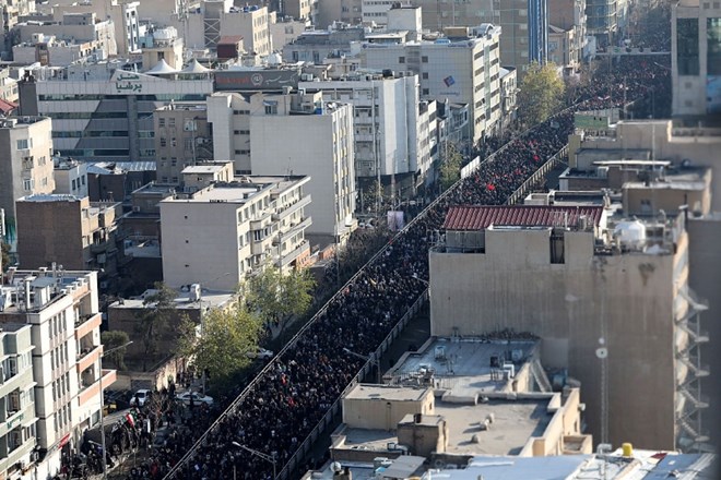 #foto Sto tisoče ljudi na žalnih slovesnostih za Solejmanija v Teheranu