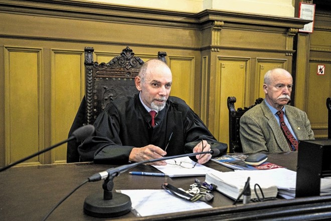 Sodnik Srečko Škerbec (levo) je danes poudaril, da so bili vsi obtoženi »top menedžment« skupine Hypo ter da so svoj položaj...