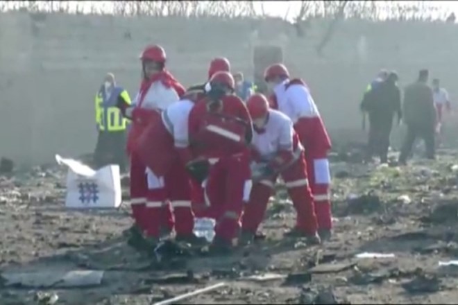 #foto #video Strmoglavljenje letala v Iranu: trupla med razbitinami išče 500 reševalcev