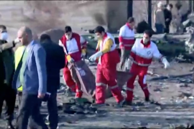 #foto #video Strmoglavljenje letala v Iranu: trupla med razbitinami išče 500 reševalcev