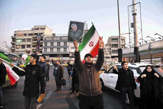 Takoj zjutraj, ko so izvedeli za raketni napad na ameriški oporišči v Iraku, so se na ulice Teherana zgrnili ljudje in s...