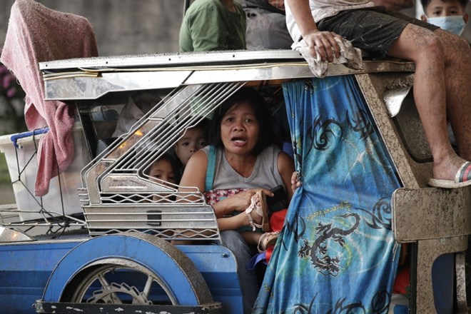 #foto Na Filipinih zaradi izbruha vulkana evakuirali več tisoč ljudi