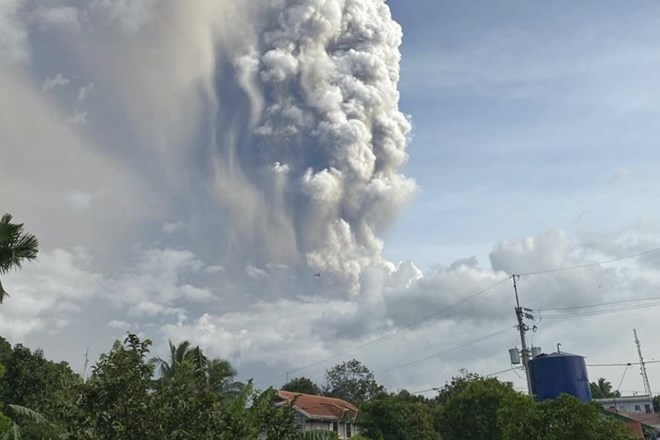 #foto #video Filipinski ognjenik začel bruhati lavo