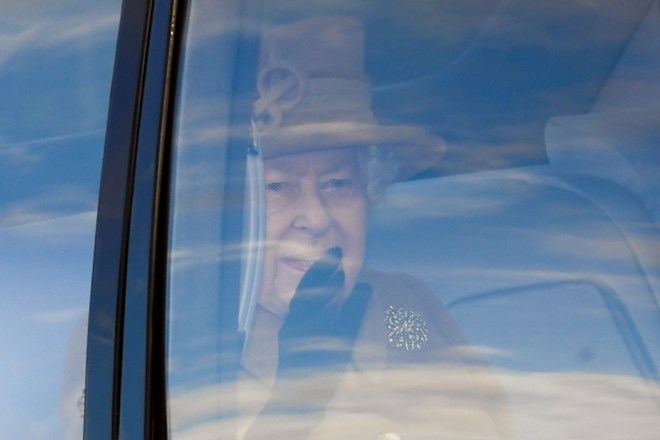 Britanska kraljica odobrila prehodno obdobje za Harryja in Meghan