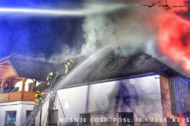 #foto Sto gasilcev nad obsežen požar gospodarskega poslopja v Radovljici