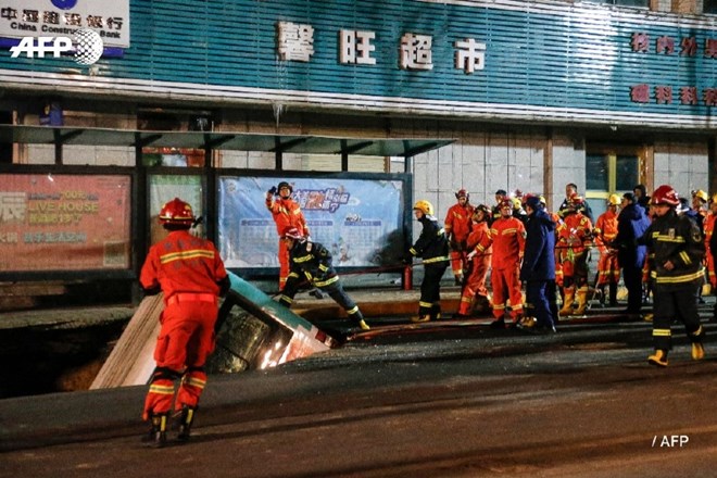 #foto #video Na Kitajskem luknja na cesti pogoltnila avtobus