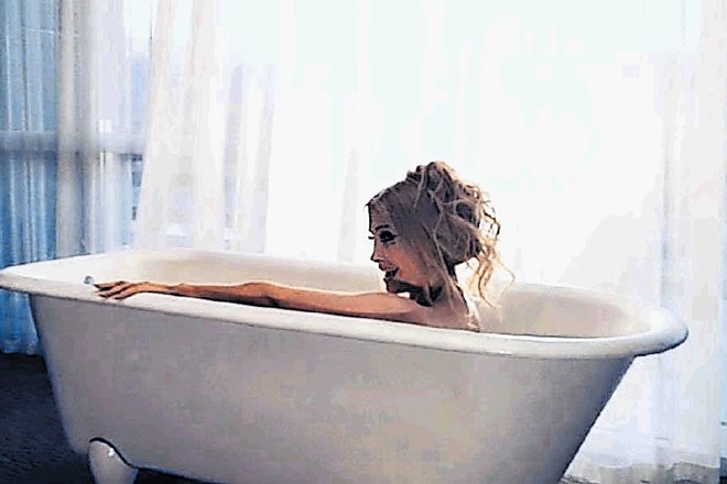 Helena Blagne v videospotu za Led in sol