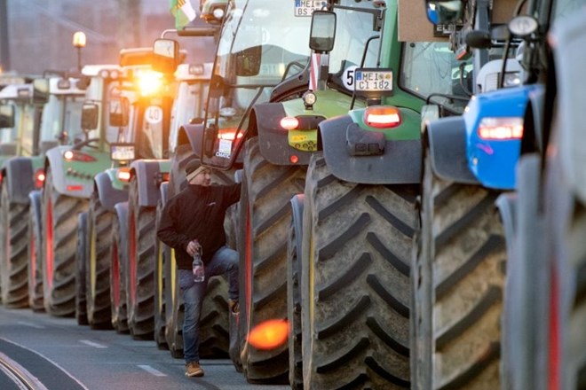 V središču Berlina na protestu tisoč kmetov s traktorji