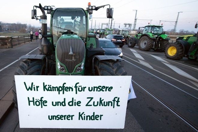 V središču Berlina na protestu tisoč kmetov s traktorji