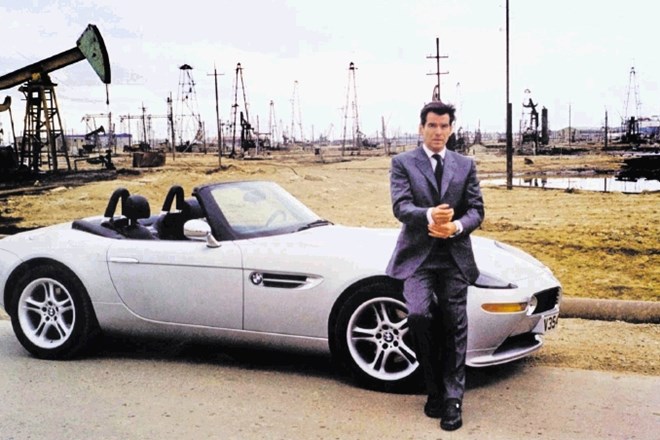 Pierce Brosnan je v vlogi Jamesa Bonda v treh filmih vozil tri različne BMW, model Z8 pa je bil zadnji.