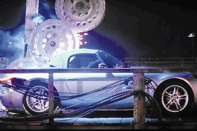 »Zgodba« BMW Z8 se v filmu Vse in še svet konča tako, da ga na polovico prerežejo s pomočjo ogromne žage, viseče s...