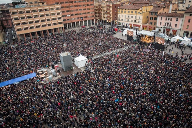 #foto V Bologni množičen protest Sardin pred deželnimi volitvami