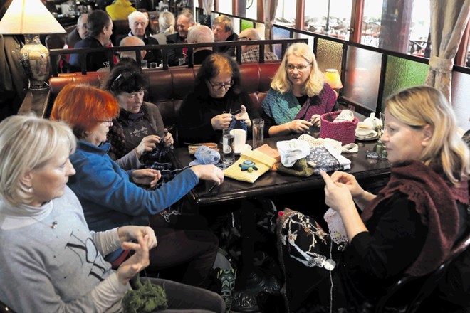 Članice rokodelske skupine KvaKvačkaš se vsaj enkrat na mesec sestanejo v izbrani kavarni.