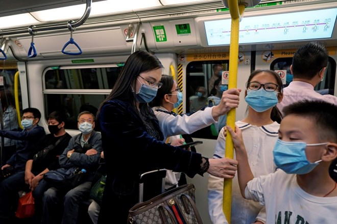 Potniki na hongkonški podzemni železnici preventivno nosijo medicinske maske.