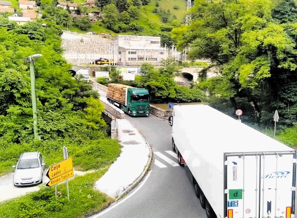 Na cesti med Laškim in Radečami prihaja do prometnih zamaškov pred kamnitim mostom v Zidanem Mostu zaradi vse gostejšega...