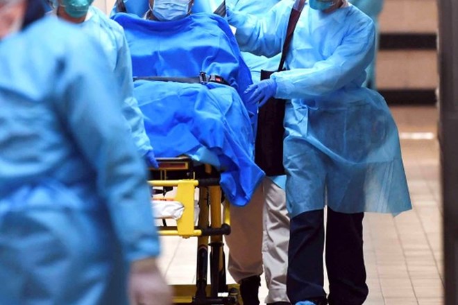 Prevoz pacienta v hongkonški bolnišnici, za katerega sumijo, da se je okužil z novim virusom.