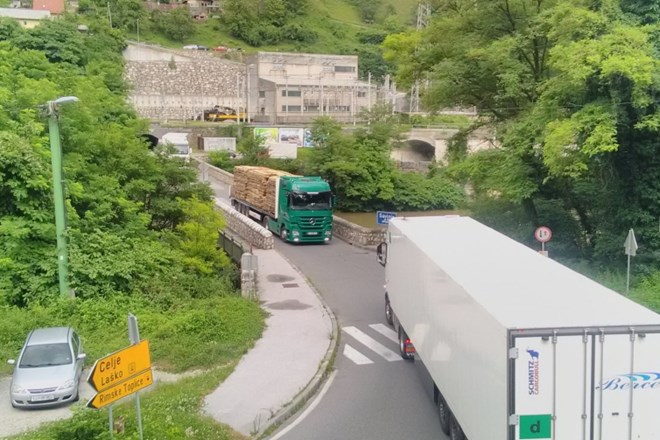 Na cesti med Laškim in Radečami prihaja do prometnih zamaškov pred kamnitim mostom v Zidanem Mostu zaradi vse gostejšega...