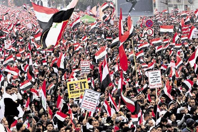 Več tisoč Iračanov je na poziv šiitskega klerika Moktade Al Sadra včeraj v Bagdadu zahtevalo umik Američanov iz Iraka....