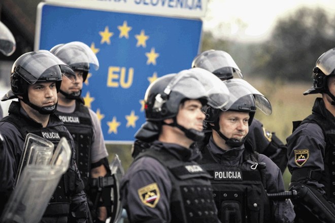 Slovensko policijo je upravno sodišče opozorilo, da bi morala tujcem, ki jih vrača na Hrvaško, izdati odločbe, ne pa da jih...